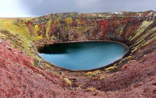 Kратерное озеро Керид, Исландия.
Керид — кратерное озеро на юге Исландии, близ города Сельфосс. Расположено на популярном туристическом пути, известном как Золотое кольцо. Кратер, в котором лежит это озеро, достигает 55 метров в глубину и 270×170 м в ширину. Его стены состоят из красного вулканического камня. Само озеро мелкое, его глубина — 7-14 м.