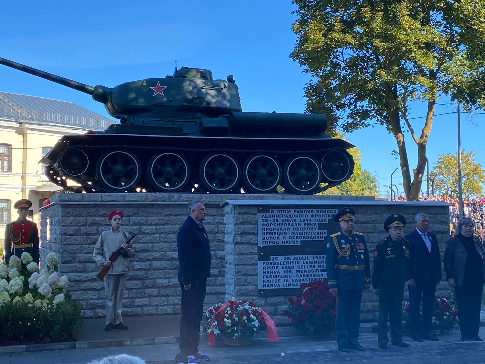 Открытый танк. Памятник танку т-34 в Нижнем Тагиле. Ивангород танк т34. Танк в Ивангороде. Памятник т-34 в Ивангороде.