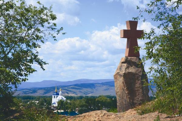 Местами основания. Памятник крест Улан-Удэ. Место основания Улан-Удэ памятник. Удинский Острог Улан-Удэ. Улан-Удэ крест основания города.