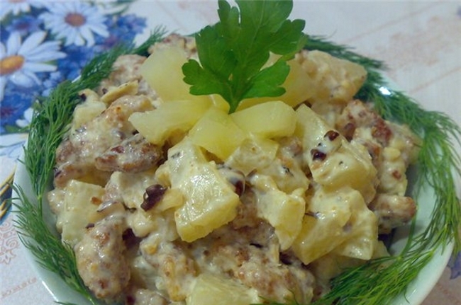 Салат с ананасом и куриной грудкой и сыром и грецкими орехами рецепт с фото