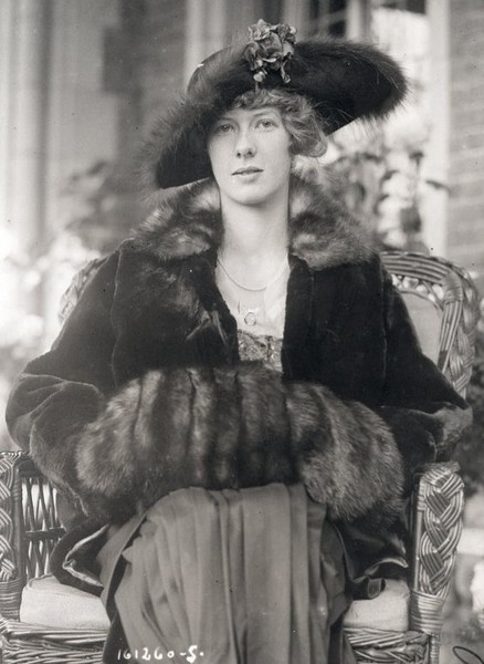 Женские шляпы этих времён поражают воображение своей стилистической изысканностью, и колоссальным разнообразием форм. Конечно они составляют целостный ансамбль с одеждой, и причёской. Очень часто, при изготовлении шляпок, а тем более муфт, используются меха. На снимке,  сделанном 30 апреля 1914 года, Хелен Динсмор Хантингтон (1893-1976).
