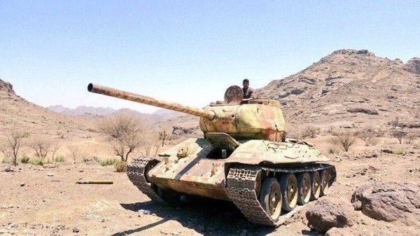 Советский танк Т-34-85, который принадлежал Хуситам, а ныне брошенный в пустыне.