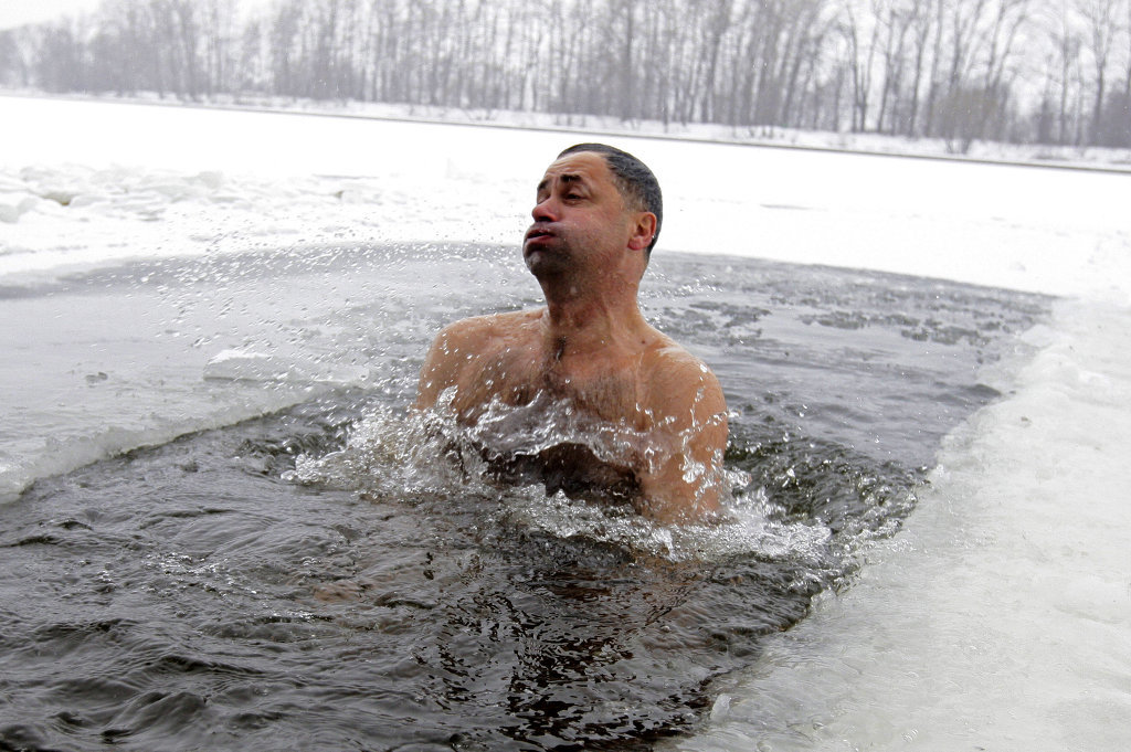 Купание в холодной воде