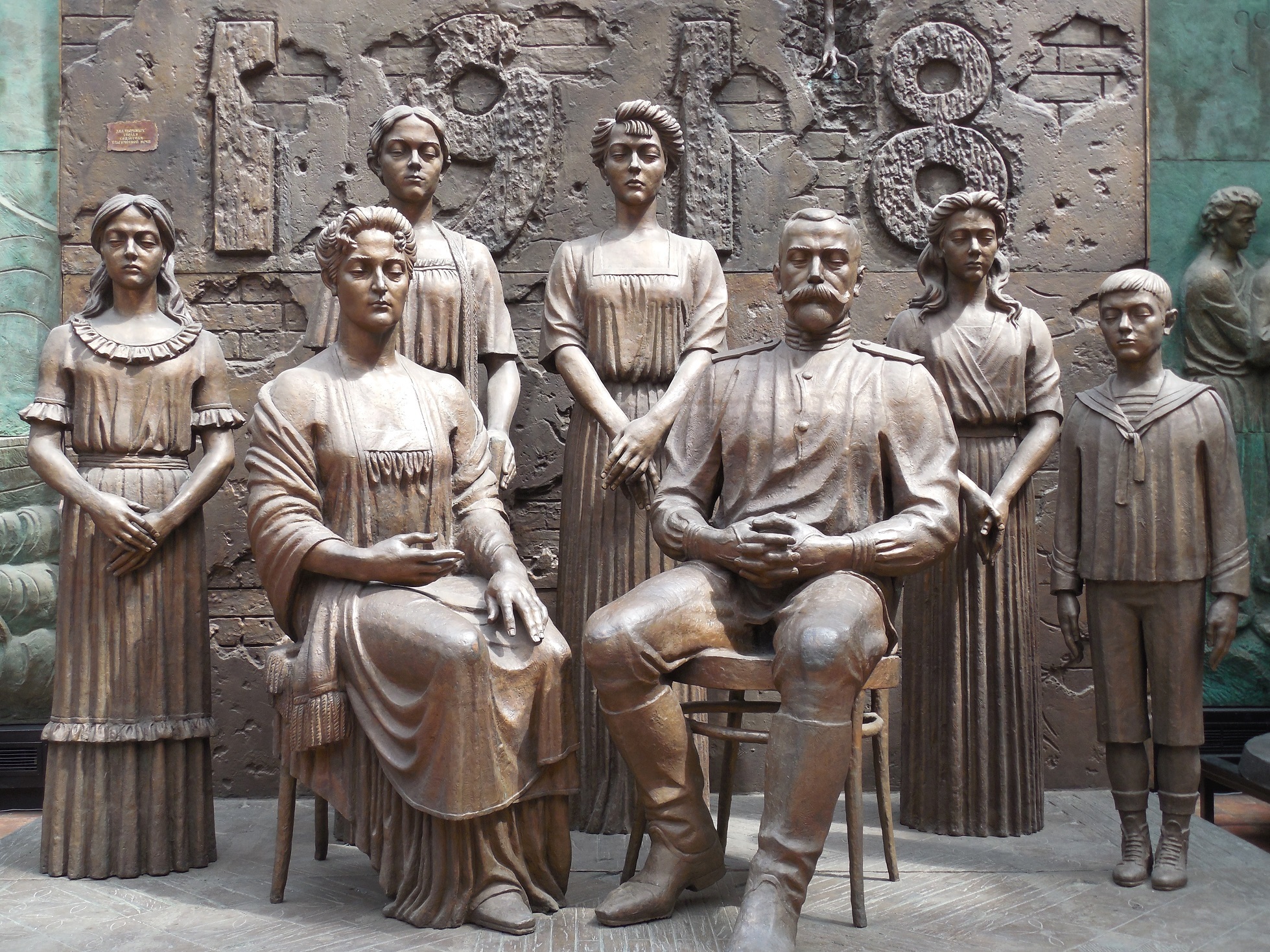 Скульптурная композиция семь девушек автор. Скульптурная композиция расстрел. Кости Николая 2 и его семьи.