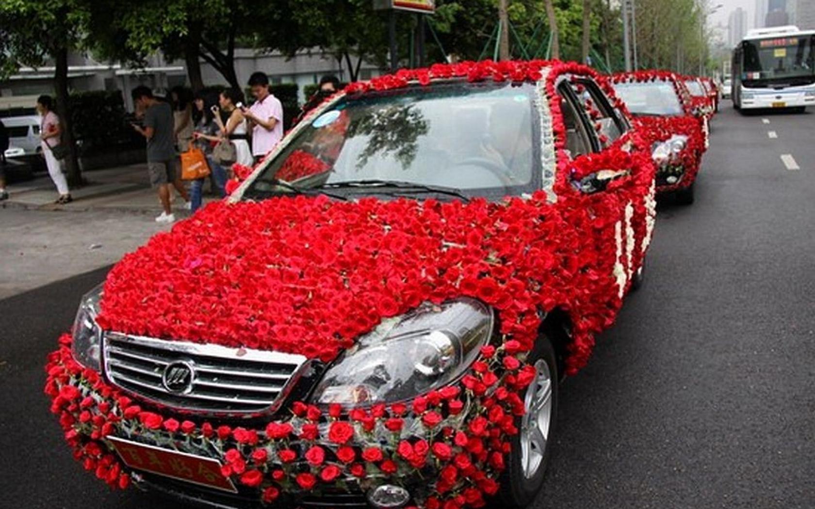 Машина украшенная розами