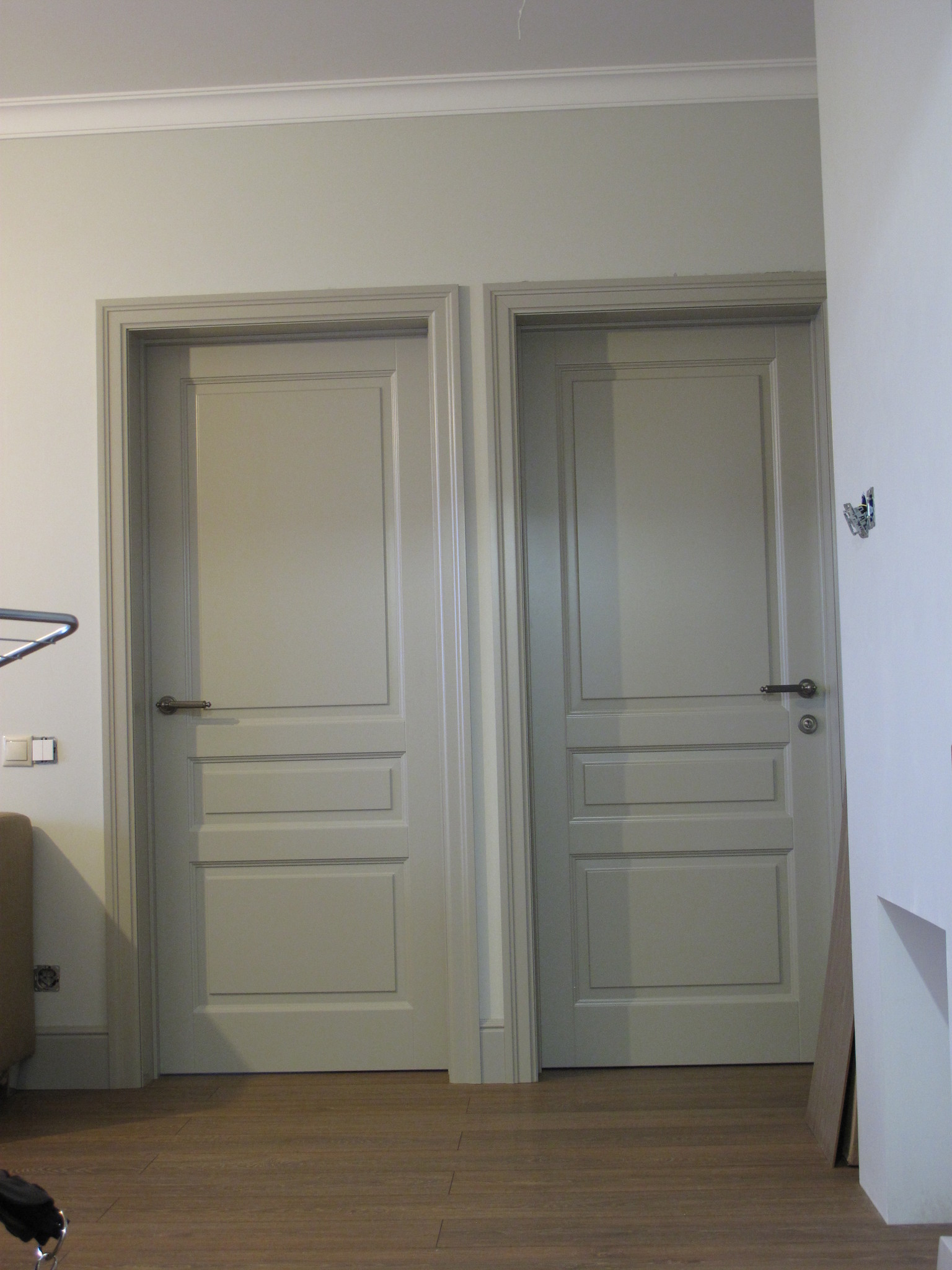 белые двери и белые плинтуса фото