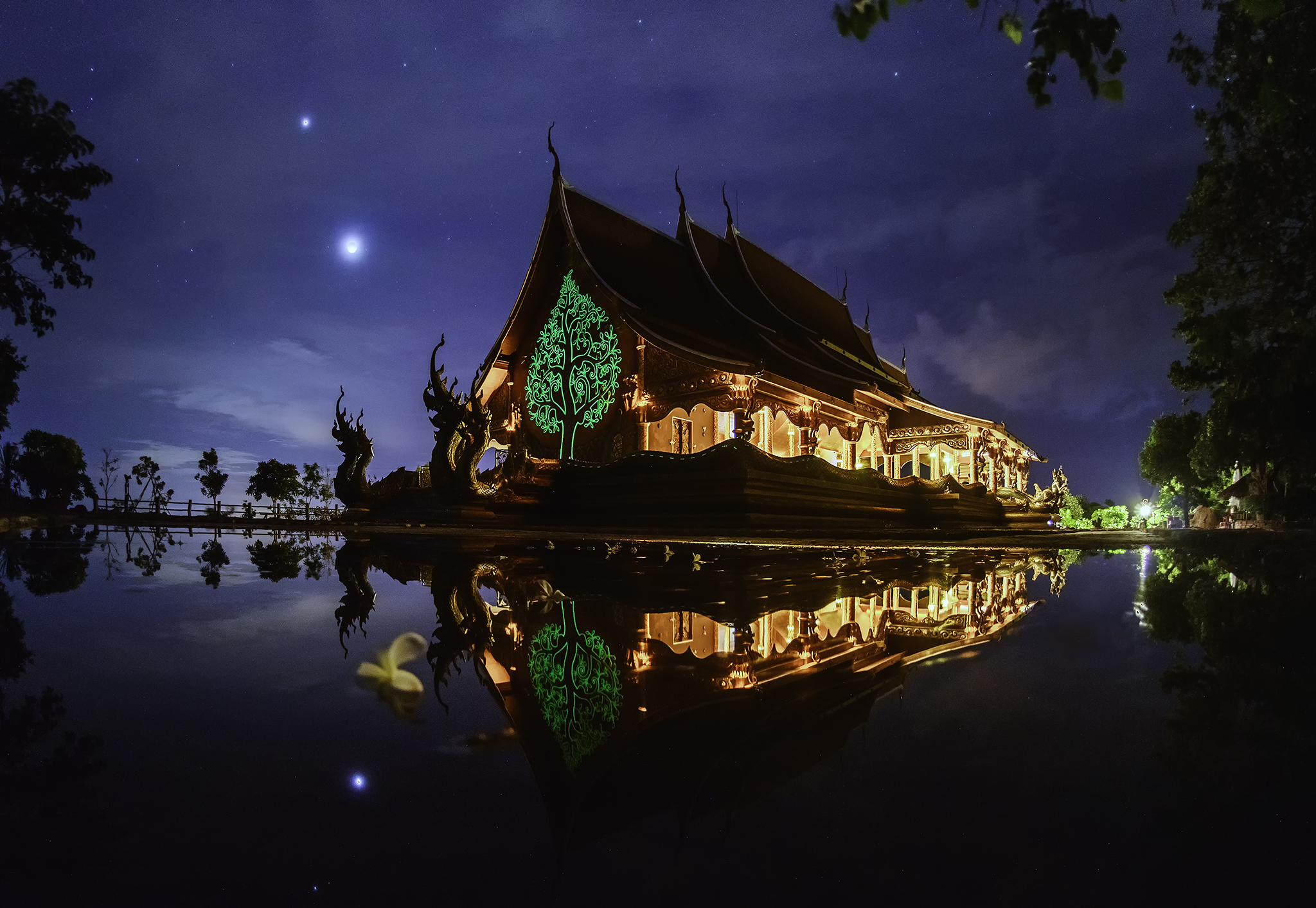 Ночное таем. Храм Луны Китай. Луна в Тайланде. Китай природа храм. Китай вечером.